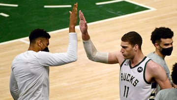 Milwaukee (United States), 01/07/2021.- Milwaukee Bucks forward Giannis Antetokounmpo (L) of Greece and Milwaukee Bucks center Brook Lopez (R) high five at the conclusion of game five of the NBA Eastern Conference Finals playoff series between the Milwaukee Bucks and the Atlanta Hawks at Fiserv Forum in Milwaukee, Wisconsin, USA, 01 July 2021. (Baloncesto, Grecia, Estados Unidos) EFE/EPA/MATT MARTON SHUTTERSTOCK OUT