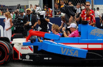 Durante el Gran Premio de Miami 2025, los 20 pilotos de Frmula 1 desfilaron en rplicas a tama?o real de sus monoplazas, construidas con aproximadamente 400.000 piezas de LEGO cada una. Estas versiones elctricas, con neumticos Pirelli reales, alcanzaban hasta 20 km/h y fueron creadas en colaboracin con LEGO. El desfile reemplaz al tradicional camin de presentacin, ofreciendo una experiencia ms creativa, que gener entusiasmo tanto en la pista como entre los espectadores. La iniciativa busca acercar el espectculo de la F1 a los fans.