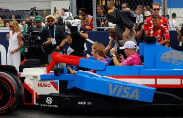 Durante el Gran Premio de Miami 2025, los 20 pilotos de Fórmula 1 desfilaron en réplicas a tamaño real de sus monoplazas, construidas con aproximadamente 400.000 piezas de LEGO cada una. Estas versiones eléctricas, con neumáticos Pirelli reales, alcanzaban hasta 20 km/h y fueron creadas en colaboración con LEGO. El desfile reemplazó al tradicional camión de presentación, ofreciendo una experiencia más creativa, que generó entusiasmo tanto en la pista como entre los espectadores. La iniciativa busca acercar el espectáculo de la F1 a los fans.