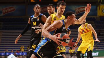 Belgrade (Serbia), 23/11/2023.- Maccabi's Wade Baldwin IV (R) in action against Barcelona's Nicolas Laprovittola (L) during the Euroleague basketball match between Maccabi Tel Aviv and FC Barcelona in Belgrade, Serbia, 23 November 2023. (Baloncesto, Euroliga, Belgrado) EFE/EPA/ANDREJ CUKIC