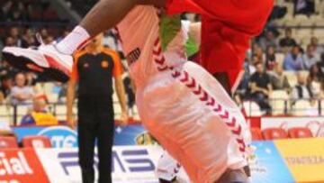 Brent Petway se lanza a canasta ante la defensa de Davis Bertans (L).