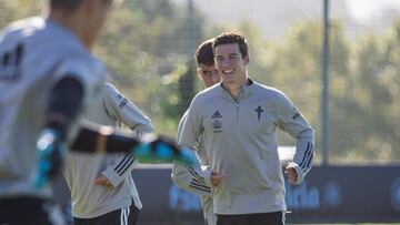 Santi Mina sonríe en su vuelta al trabajo tras superar el COVID-19.