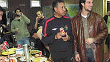 <B>¿HOW ARE YOU?</b>. Ricardo charló con sus antiguos compañeros.