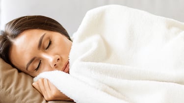 Cálida y suave: así es la manta de franela para sofá más vendida