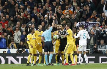 Buffon fue expulsado por el árbitro Michael Oliver.