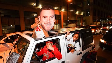 Fans de los Chiefs celebrando el título en Kansas City.