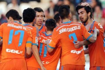 Los jugadores celebran el 0-1 de André Gomes. 