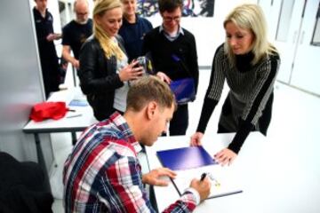 Sebastian Vettel firmando autógrafos. 