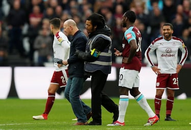 Tras la derrota de 0-3 ante el Burnley, seguidores de los Hammers ingresaron al campo para recriminar a sus jugadores.