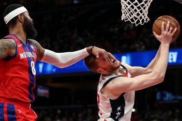 Davis Bertans intentaba una bandeja en el Wizards-Pistons durante la jornada de Martin Luther King, cuando
Markieff Morris le soltó un manotazo en la cara. En noviembre ya tiró al suelo al letón de un empujón, lo que
le costó una falta flagrante 1. Esta vez no tuvo tanta suerte y el ala-pívot acabó expulsado por una flagrante 2.