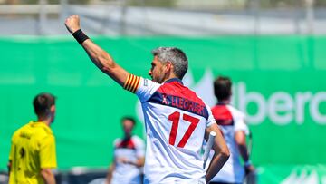 Xavi Lleonart celebra su 1-0 en el partido de su adiós al hockey hierba.