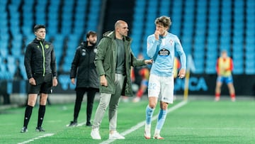 Fredi Álvarez, entrenador, y Fer López, jugador del Celta Fortuna, conversan durante el partido contra el Lugo en Balaídos.