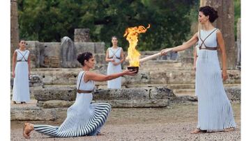 Imagen del encendido de la antorcha olímpica en Olimpia (Grecia).