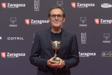 El compositor Alberto Iglesias posa con su Premio Feroz 2022 a la mejor música original en la gala IX edición de los Premios Feroz