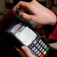 “Se está volviendo costumbre”: Gobierno actualiza los rubros que pueden pedir propina en Chile y cuáles no