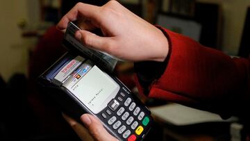 “Se está volviendo costumbre”: Gobierno actualiza los rubros que pueden pedir propina en Chile y cuáles no