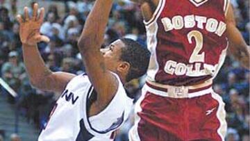 <b>ATLETA. </b>Troy Bell (nº 2) exhibe su potencia de salto en un partido universitario con Boston. CollegeMaúsculas+4
