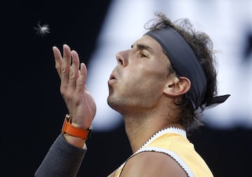 Gigante Nadal: borra a Tsitsipas y jugar¨¢ su 5? final en Australia