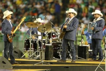 El Grupo Pesado animo el previo a la Final.