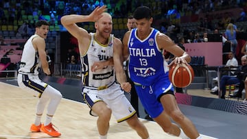 LIMASSOL (Cyprus), 31/08/2025.- Italy's Simone Fontecchio (R) in action against Bosnia and Herzegovina's Adin Vrabac (L) during the FIBA EuroBasket 2025 group C basketball match between Bosnia and Herzegovina and Italy in Limassol, Cyprus, 31 August 2025. (Baloncesto, Bosnia-Herzegovina, Chipre, Italia) EFE/EPA/GEORGI LICOVSKI