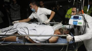 Miembros de la Clínica San Juan de Dios reciben a Alan Ruschel del Chapecoense