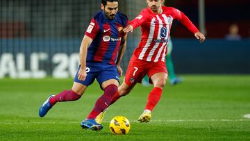 Gündogan, ante Griezmann en el Barça-Atlético de Madrid del pasado domingo.