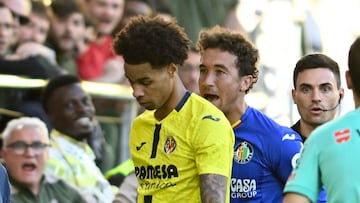 VILA-REAL (CASTELLÓN), 06/12/2025.- El centrocampista del GEtafe, Luis Milla (c) y el delanero del Villarreal, Tajon Buchanan (i) durante el partido de LaLiga EA Sports disputado este sábado en el Estadio de la Cerámica de Vila-Real (Castellón). EFE/ Andreu Esteban