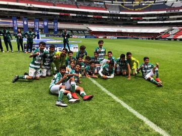 La sub-13 de Santos Laguna tras ganar el título del torneo de primavera 2019 en el Estadio Azteca 1-0 ante el Pachuca.
