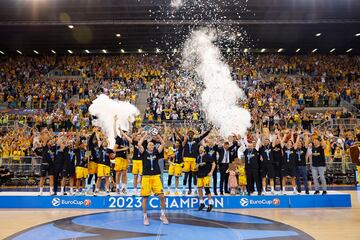Triunfo, celebraci車n y premio doble para el Gran Canaria. Campe車n de la Eurocup y clasificaci車n directa para la Euroliga la pr車xima temporada. En la imagen, Oliver Stevic levanta el trofeo.