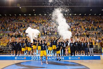 Triunfo, celebración y premio doble para el Gran Canaria. Campeón de la Eurocup y clasificación directa para la Euroliga la próxima temporada. En la imagen, Oliver Stevic levanta el trofeo.