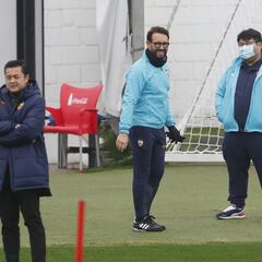 Joey Lim baila el "Anil canalla, fuera de Mestalla"