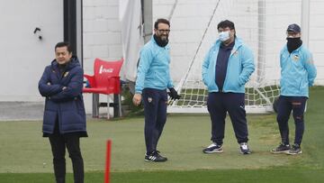 Joey Lim y Teo Swee Wei junto a Bordalás.