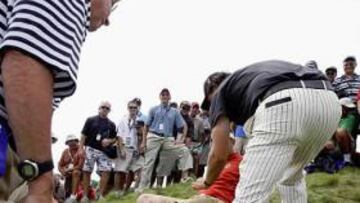 <b>CURIOSO. </b>Mickelson, ante la mirada del juez, retira la bola del regazo de un espectador, donde aterrizó, para volver a golpearla.