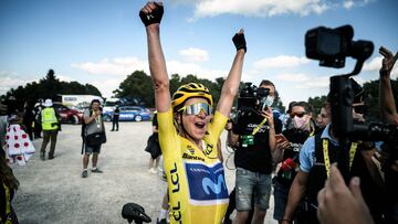 Movistar Team's Dutch rider Annemiek Van Vleuten (C) wearing the overall leader's yellow jersey celebrates after winning the 8th and final stage of the new edition of the Women's Tour de France cycling race, 123,3 km between Lure and La Super Planche des Belles Filles, on July 31, 2022. (Photo by JEFF PACHOUD / AFP)