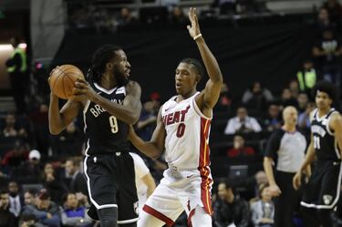MEX51. CIUDAD DE MÉXICO (MÉXICO), 09/12/2017.- El jugador de los Nets de Brooklyn DeMarre Carroll (i), disputa el balón con Josh Richardson (d), de los Heat de Miami hoy, sábado 9 de diciembre de 2017, durante un partido de baloncesto de la NBA, entre los