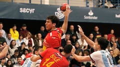 BENIDORM (ALICANTE), 07/01/2023.- El jugador de España Dujshebaev se eleva ante la defensa argentina durante el partido del Torneo internacional de balonmano que España y Argentina disputan este sábado en Benidorm. EFE/ Morell
