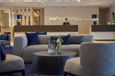 Cuenta con grandes espacios comunes y privados, interiores y al aire libre.

