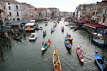 Un gran número de turistas y curiosos se congregaron en torno al Gran Canal de Venecia para presenciar la Regata Histórica anual de góndolas y 
 embarcaciones, que tiene lugar en la ciudad italiana. Se trata de uno de los
acontecimientos más antiguos que se celebran en la laguna, ya que su origen se remonta, al menos, al siglo XIII.