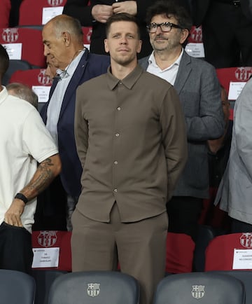 El guardameta polaco, Wojciech Szczesny, en la grada del estadio Lluís Companys.