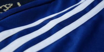 Adidas Argentina presenta la nueva camiseta visitante de la Federación Argentina de Fútbol. El diseño del kit combina los tonos de azul con el oro de la cresta.