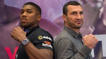 Anthony Joshua y Wladimir Klitschko durante la rueda de prensa de presentaci&oacute;n del evento.