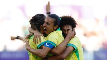 Marta abraza a Gabi Nunes tras su gol.
