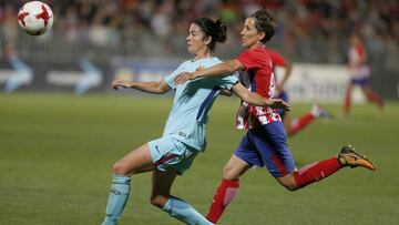 Marta Torrejón y Sonia luchan por el balón en el encuentro de la primera vuelta entre Atlético y Barcelona.