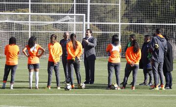 Luis Amaranto Perea recibe a 'Las Leonas' en la sede del Atlético