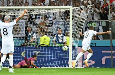 67 minutos, eso es lo que ha tardado Kylian Mbappé en marcar su primer gol como jugador del Real Madrid. Lo intentó primero Vinicius, pero no lo logró por poco. Lo buscó después Bellingham, que sí llegó a conectar con el francés, que recibió del inglés, amagó al rival y clavó un disparo a la mismísima escuadra. Qué forma de estrenarse.