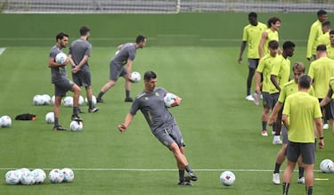 Sin fichajes y con 30 jugadores, así ha sido el primer día del Racing 2025/2026