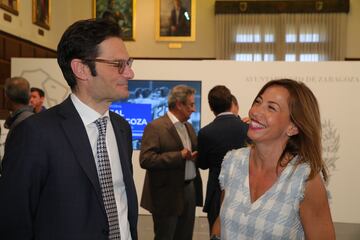 El accionista Joseph Oughourlian, presidente de Grupo PRISA, editora del Diario AS, dialoga con la alcaldesa Natalia Chueca.