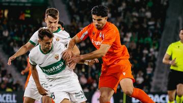 Carlos Soler trata de controlar un balón en el Martínez Valero ante el Elche.