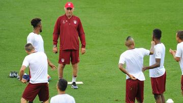 Ancelotti y los futbolistas del Bayern ayer, en el entrenamiento del Calderón.