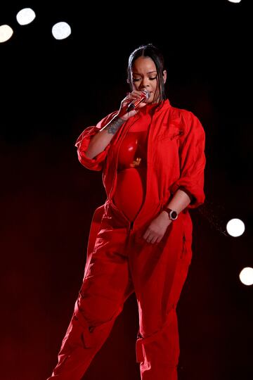 La artista nacida en Barbados protagonizó sola el Halftime Show del Super Bowl LVII del Estadio de la Universidad de Phoenix.